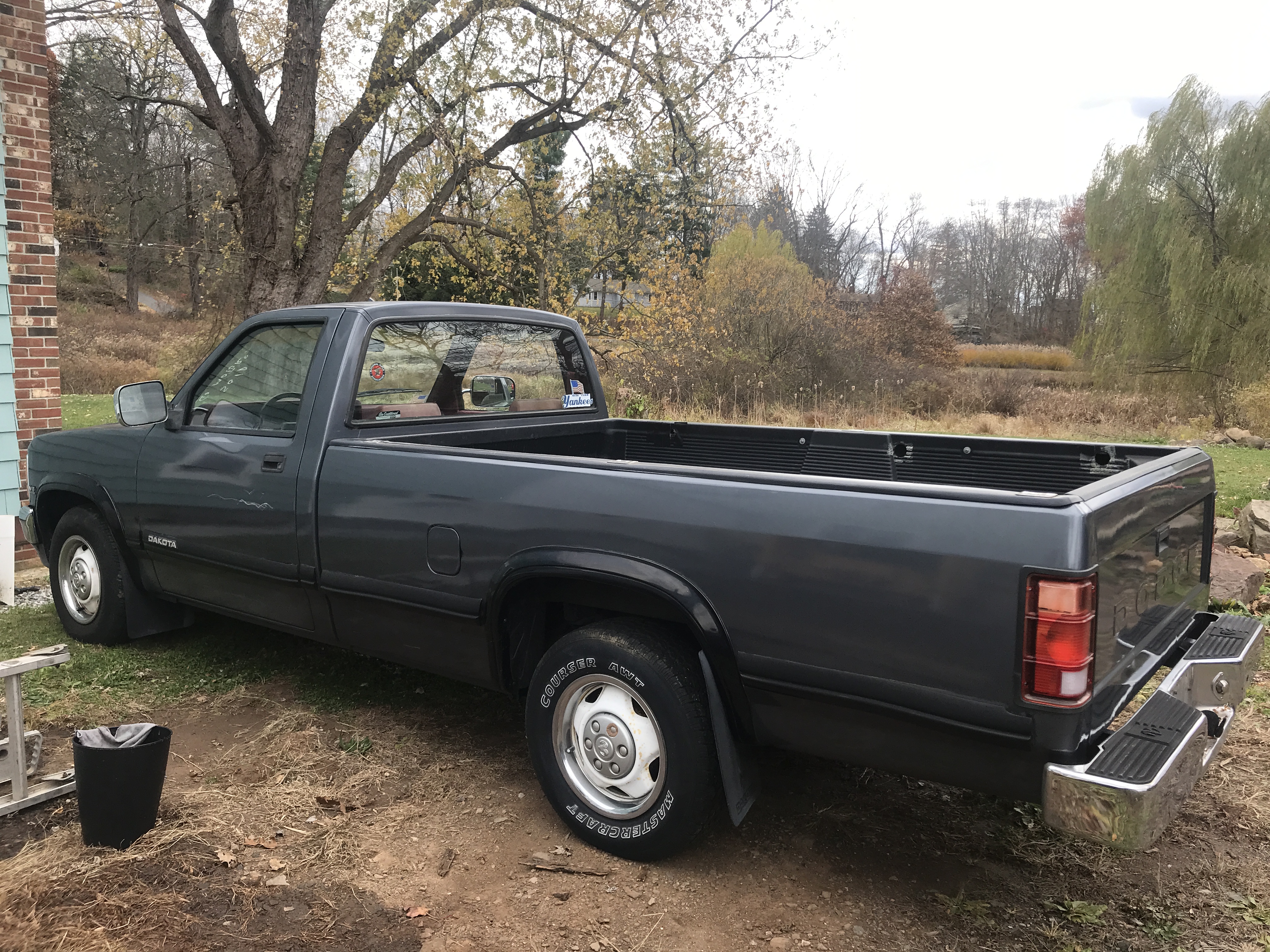 1991 Dodge Dakota Pickup ONE OWNER 117K 8 foot bed and roomy bench seating NICE — photo 4